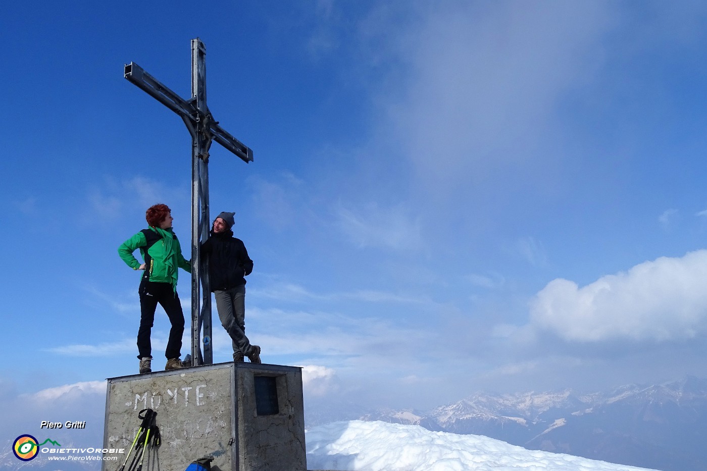 03 Sulla croce di vetta del Monte Venturosa (2000 m).JPG -                                